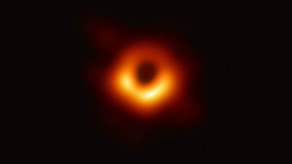 人类史上首张黑洞照片
